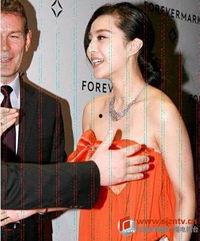 女明星的揩油瞬间,女星意外“揩油”引热议