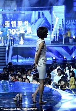 朱丹穿丝袜参加节目,时尚感十足