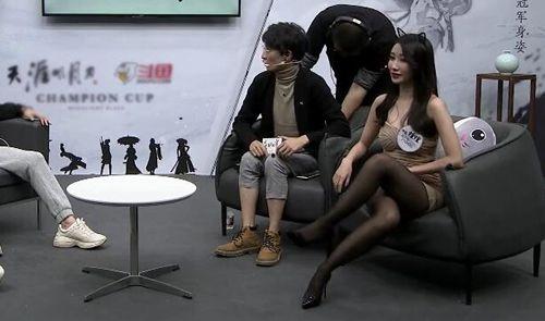 丝袜高跟女主持人-1,魅力四射的女主持人风采