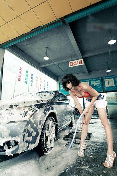 丝袜诱惑车上,揭秘神秘车内的性感瞬间