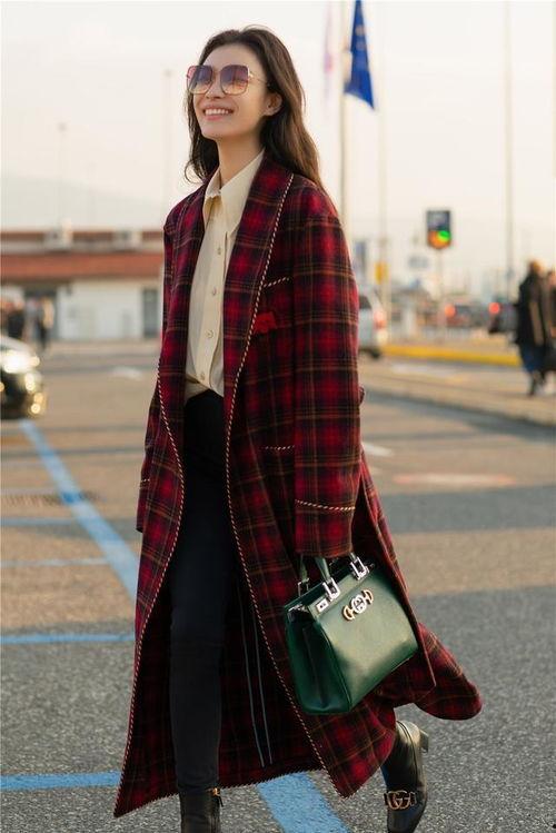 黄色大衣明星,演绎冬日里的温暖与优雅