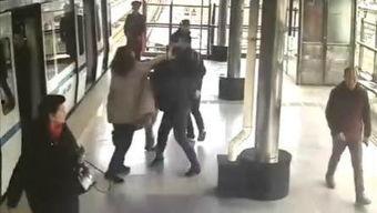 拥挤的地铁丝袜